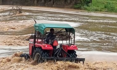 बाढ़ में दो स्थानों पर आफत में फंसी 4 लोगों की जान