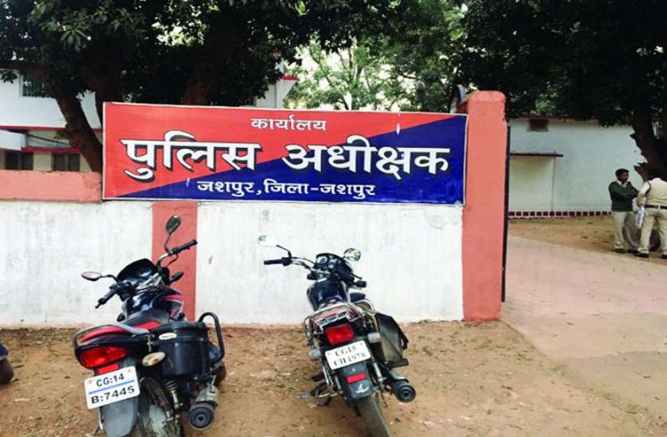 हथकड़ी सरका कर मुल्जिम हुआ फरार