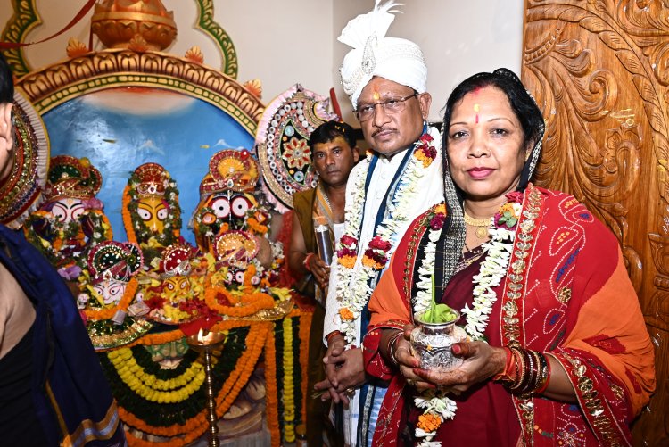 गजपति महाराजा की परंपरागत भूमिका में मुख्यमंत्री विष्णुदेव साय रथयात्रा में हुए शामिल