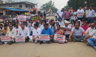 कांसाबेल में कांग्रेसियों ने किया आर्थिक नाकेबंदी और चक्का जाम, दो घंटे तक नेशनल हाईवे में आवागमन हुआ ठप