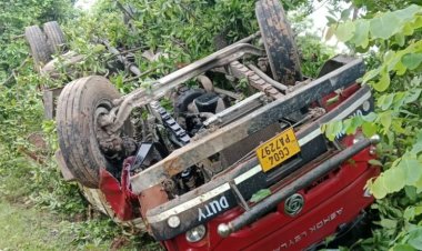 गैस सिलेंडरों से भरा ट्रक पलटा, बड़ा हादसा टला, चालक की बाल बाल बची जान