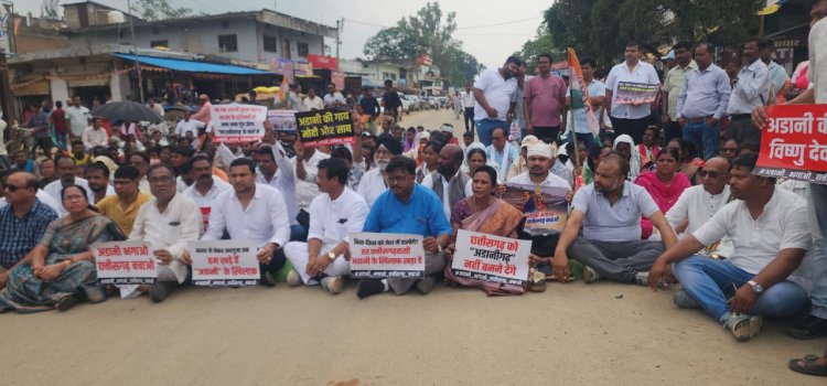 कांसाबेल में कांग्रेसियों ने किया आर्थिक नाकेबंदी और चक्का जाम, दो घंटे तक नेशनल हाईवे में आवागमन हुआ ठप