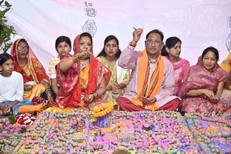 *मुख्यमंत्री श्री विष्णुदेव साय ने श्री फलेश्वरनाथ महादेव मंदिर में पूजा अर्चना कर प्रदेशवासियों की सुख समृद्धि और खुशहाली की मंगलकामना की*