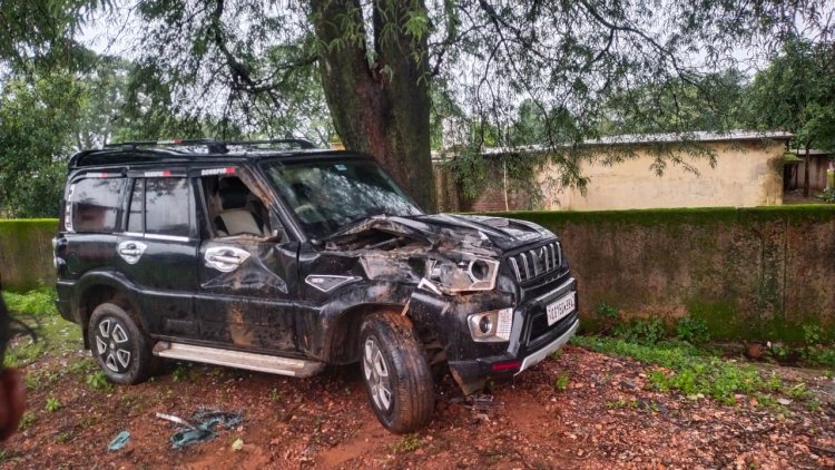 शौच के लिए जंगल गए ग्रामीण की हथनी ने ले ली जान मादा हाथी ने वन विभाग के स्कॉर्पियो वाहन पर हमला किया छतिग्रस्त