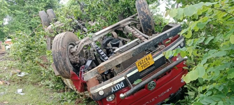 गैस सिलेंडरों से भरा ट्रक पलटा, बड़ा हादसा टला, चालक की बाल बाल बची जान