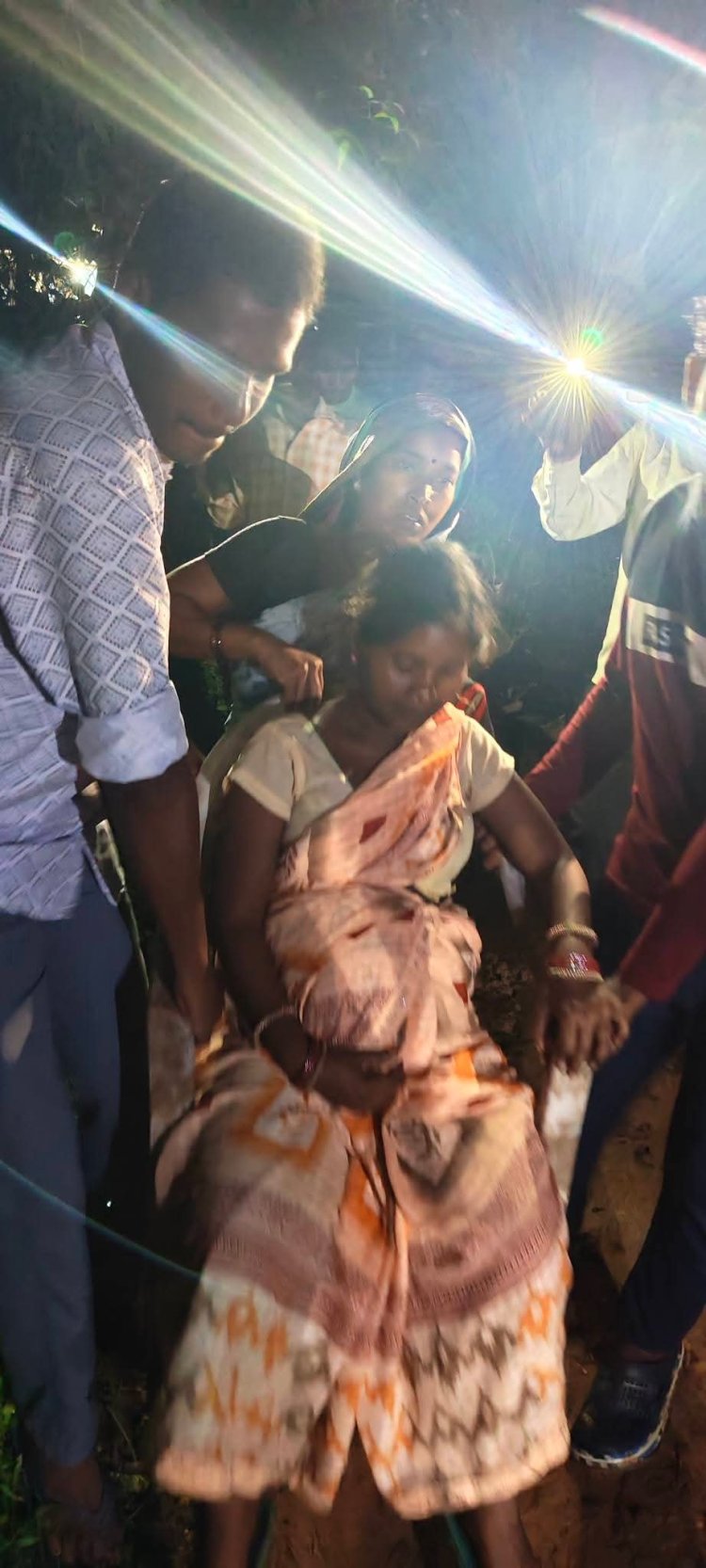 प्रसव पीड़ा से तड़प रही गर्भवती को कुर्सी पर लादकर मुख्य मार्ग पर खड़ी एंबुलेंस तक लेकर पहुंचे परिजन