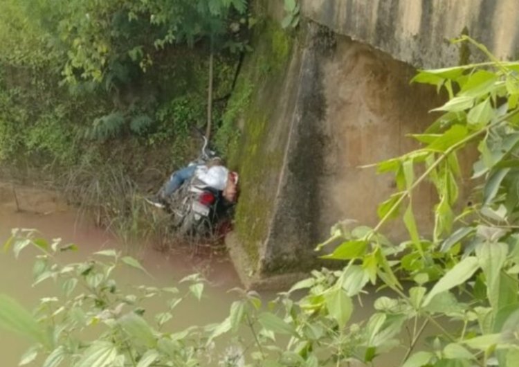 नवा खाई के लिए दादा के घर जा रहे युवक की सडक़ हादसे में दर्दनाक मौत, अनियंत्रित होकर पुलिया से टकराई तेज रफ्तार बाइक, बाइक समेत पुलिया के नीचे गिर गया युवक