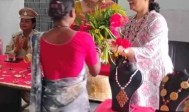 यहां की आदिवासी महिलाएं सीख रही हैं बांस और घांस से आभूषण बनाने की अद्भुत कला।