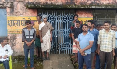 स्कूल नहीं आते हैं शिक्षक, परेशान ग्रामीणों ने गांव के सरकारी स्कूली में जड़ दिया ताला, शनिवार को प्रात: स्कूल के समय ग्रामीणों ने सरपंच की मौजूदगी में उठाया ताला जडऩे का कदम