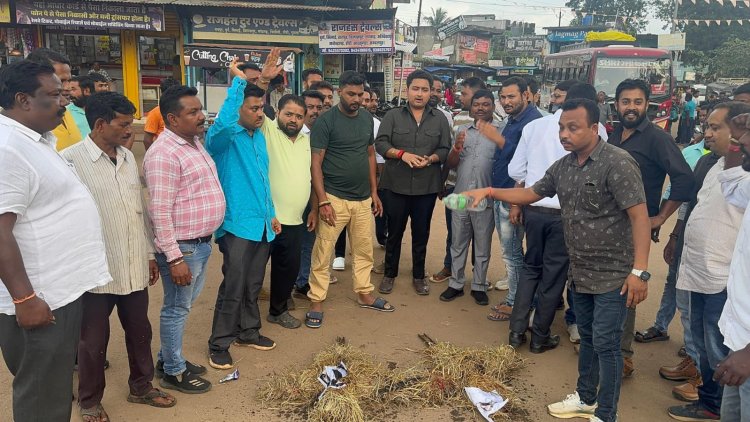 प्रधानमंत्री पर विवादित टिप्पणी का विरोध भाजपा युवा मोर्चा ने फूंका पुतला  राहुल गांधी और तेजस्वी यादव के विरूद्व बस स्टैंड में जमकर की नारेबाजी