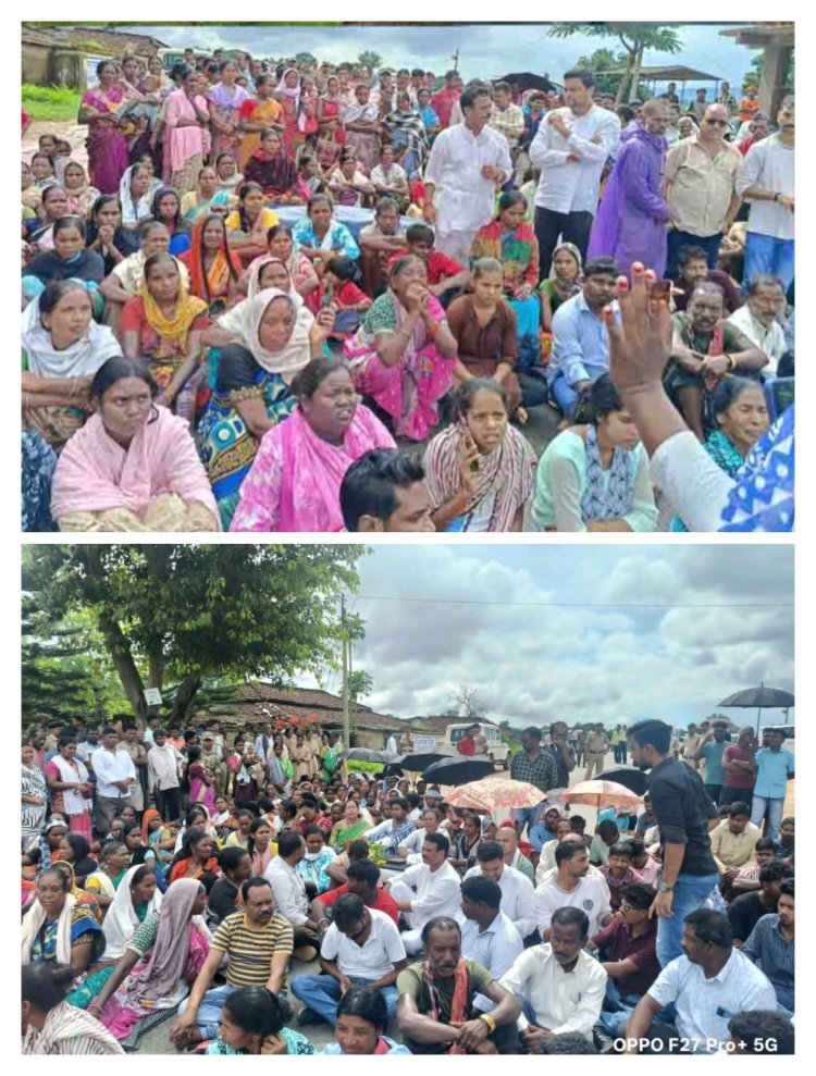 गणेश विसर्जन हादसे पर बवाल जारी, मुआवजे की मांग को लेकर सडक़ पर उतरी कांग्रेस मृतक का शव सडक़ पर रखकर जुरूडांड में कांग्रेस कार्यकर्ता और स्थानीय ग्रामीण कर रहे प्रदर्शन