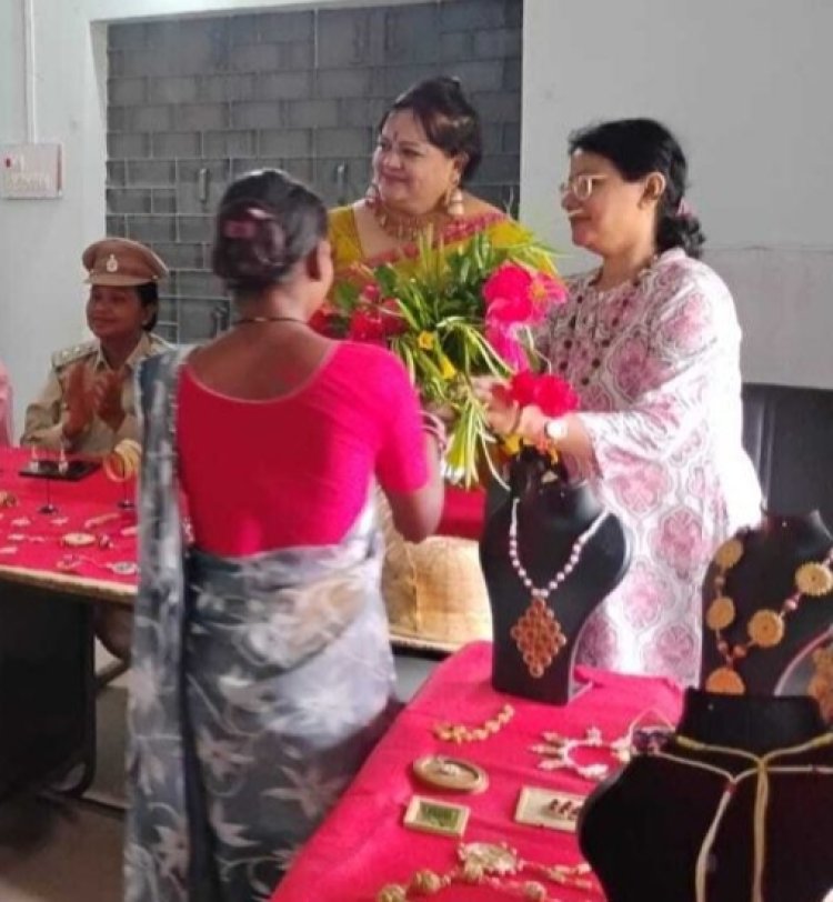 यहां की आदिवासी महिलाएं सीख रही हैं बांस और घांस से आभूषण बनाने की अद्भुत कला।