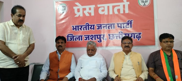 जशपुर भाजपा कार्यालय में सीएसआईडीसी के अध्यक्ष ने ली प्रेस कांफ्रेंस, कहा जीएसटी सुधार से कम होगी महंगाई, सभी को मिलेगा इस बदलाव का लाभ