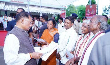 *मुख्यमंत्री विष्णुदेव साय को दीपावली की बधाई देने वालों का लगा रहा तांता*  मुख्यमंत्री ने सभी से आत्मीयता पूर्वक भेंट कर उनके उज्ज्वल भविष्य एवं सुख-समृद्धि की कामना की*