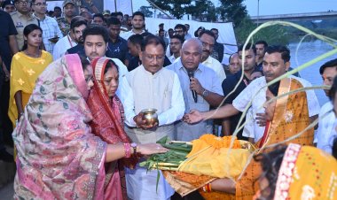 मुख्यमंत्री श्री साय और उनकी धर्मपत्नी ने दुलदुला छठ घाट में डूबते सूर्य को दिए अर्घ्य  प्रदेश के सुख समृद्धि और खुशहाली की कामना  दुलदुला छठ घाट के सौन्दर्यकरण की घोषणा