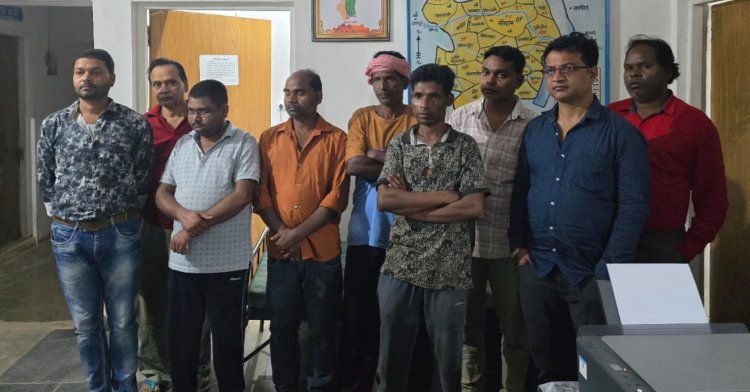 जशपुर पुलिस ने लोदाम में जुआ खेलते 9 जुआड़ियों को पकड़ा   जुआ फड़ से 14 हजार 190 रुपए नगदी, ताश की गड्डी, 6 मोबाईल और 4 बाइक जप्त