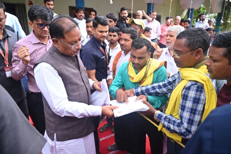 मुख्यमंत्री साय ने बगिया में जनदर्शन में सुनी आमजनों की समस्याएं   आवेदनों का गंभीरता से निराकरण करने के दिए निर्देश