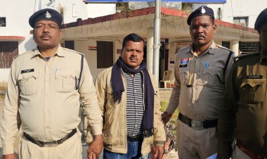 नाबालिग स्कूली छात्रा से अनाचार के आरोपी व्याख्याता को जशपुर पुलिस ने किया गिरफ्तार   पीड़ित नाबालिग बालिका आरोपी शिक्षक गिरधारी राम यादव के घर में रहकर करती थी काम , फिर जाती थी स्कूल