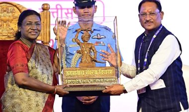 मुख्यमंत्री साय ने राष्ट्रपति को भेंट की भगवान बिरसा मुंडा की बस्तर आर्ट प्रतिमा