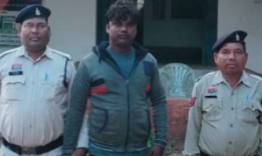 शादीशुदा महिला से मकान निर्माण के दौरान राजमिस्त्री ने बढ़ाई प्यार की पींगें  वीडियो कॉल के दौरान महिला की खींच ली अंतरंग फोटो और इंस्टाग्राम पर कर दिया वायरल  ओडिशा से पकडक़र जशपुर लाया गया पश्चिम बंगाल का आरोपी युवक