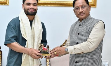 भारतीय क्रिकेट टीम के बल्लेबाज़ रिंकू सिंह ने मुख्यमंत्री से की सौजन्य मुलाकात  छत्तीसगढ़ में खेल सुविधाओं के विस्तार पर हुई सार्थक चर्चा