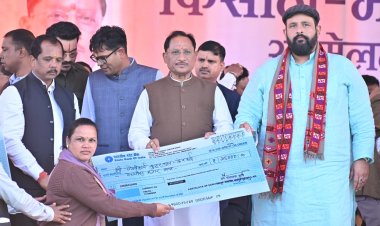 किसान और महिलाएं छत्तीसगढ़ के आर्थिक एवं सामाजिक जनजीवन के महत्वपूर्ण आधार-मुख्यमंत्री श्री साय   शासकीय योजनाओं से किसान और महिलाओं का भी हो रहा चहूंमुखी विकास   मुख्यमंत्री साय नारायणपुर में किसान-महतारी सम्मेलन में हुए शामिल