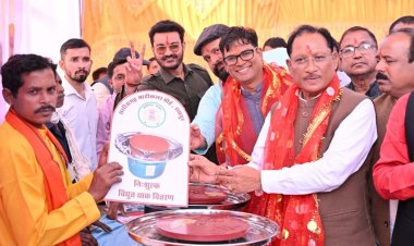 जशपुर जिले में शिल्पकारों के लिए स्थापित होगा ग्लेज़िंग यूनिट: मुख्यमंत्री विष्णु देव साय  कुम्हारों को 100 इलेक्ट्रॉनिक चाक का वितरण