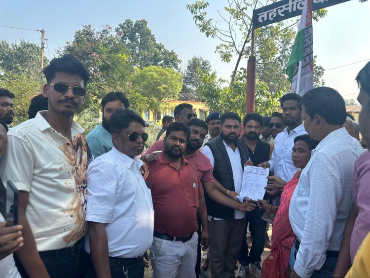 धान घोटाले को लेकर युवा कांग्रेस ने घेरा फरसाबहार एसडीएम कार्यालय  कोनपारा मंडी प्रबंधक तथा फड़ प्रभारी के विरूद्ध एफआईआर दर्ज करने की मांग