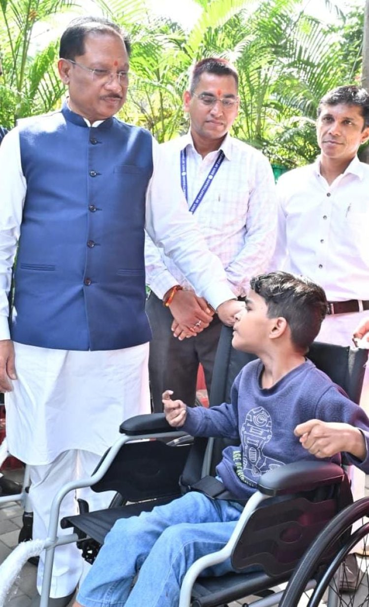 पैरों से चित्र उकेरने वाली पूनम बिटिया के जीवन में मुख्यमंत्री ने भरी नई उम्मीद — अब विशेष विद्यालय में मिलेगा शिक्षण और छात्रवृत्ति