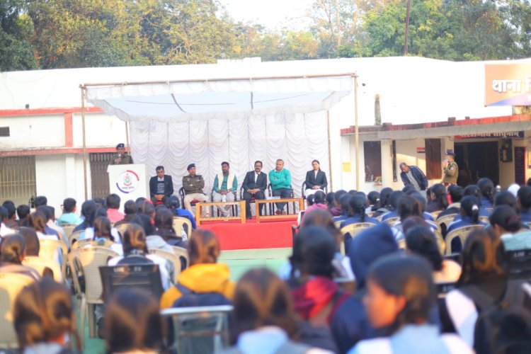 तारीख पर तारीख का जमाना हुआ बीते दिनों की बात  नए कानून के बारे में जागरूकता के लिए जशपुर पुलिस ने कोतवाली में लगाई प्रदर्शनी  बड़ी संख्या में स्कूल, कालेजों के विद्यार्थी, टीचर व जनप्रतिनिधि हुए उपस्थित