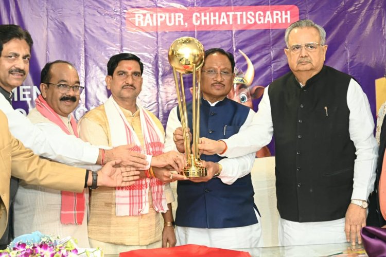 मुख्यमंत्री और विधानसभा अध्यक्ष ने हॉकी मेन्स जूनियर वर्ल्ड कप ट्रॉफी 2025 का किया भव्य अनावरण  प्रदेश में प्रतिष्ठित ट्रॉफी का आगमन युवा खिलाड़ियों के लिए प्रेरणादायी: मुख्यमंत्री श्री साय