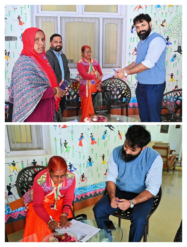 आपने भरा क्या अपना एसआईआर फॉर्म ?  जशपुर कलेक्टर ने अपना गणना पत्र बीएलओ से कराया सत्यापन   कलेक्टर ने मतदाताओं से की अपील, मतदाता सूची में अपने नाम का सत्यापन अनिवार्य रूप से कराए 