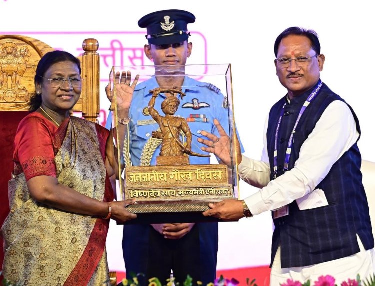 मुख्यमंत्री साय ने राष्ट्रपति को भेंट की भगवान बिरसा मुंडा की बस्तर आर्ट प्रतिमा