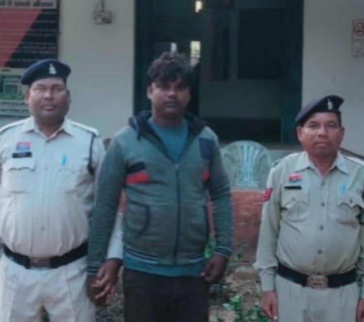 शादीशुदा महिला से मकान निर्माण के दौरान राजमिस्त्री ने बढ़ाई प्यार की पींगें  वीडियो कॉल के दौरान महिला की खींच ली अंतरंग फोटो और इंस्टाग्राम पर कर दिया वायरल  ओडिशा से पकडक़र जशपुर लाया गया पश्चिम बंगाल का आरोपी युवक