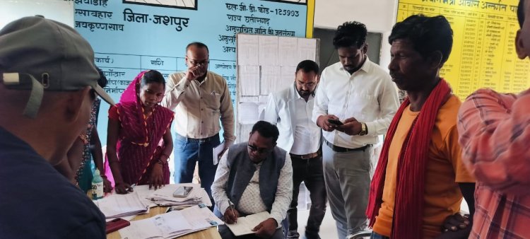 सरगुजा कमिश्नर नरेन्द्र दुग्गा ने जिले के भगोरा, मेंढऱबहार, गंजाडीह में एसआईआर कार्य एवं भगोरा के धान खरीदी केंद्र का किया निरीक्षण