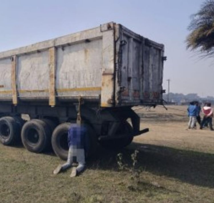 खड़े मालवाहक वाहन की ट्रॉली में झूलती हुई लाश मिलने से सनसनी  मामला हत्या या आत्महत्या का, जांच में जुटी पुलिस