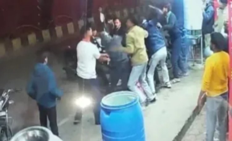 अम्बिकापुर खरसिया नाका चौक में चाकूबाजी   दर्जन भर लोगों ने युवक पर किया चाकू से हमला, चाकू के 5 - 6 वार से युवक घायल