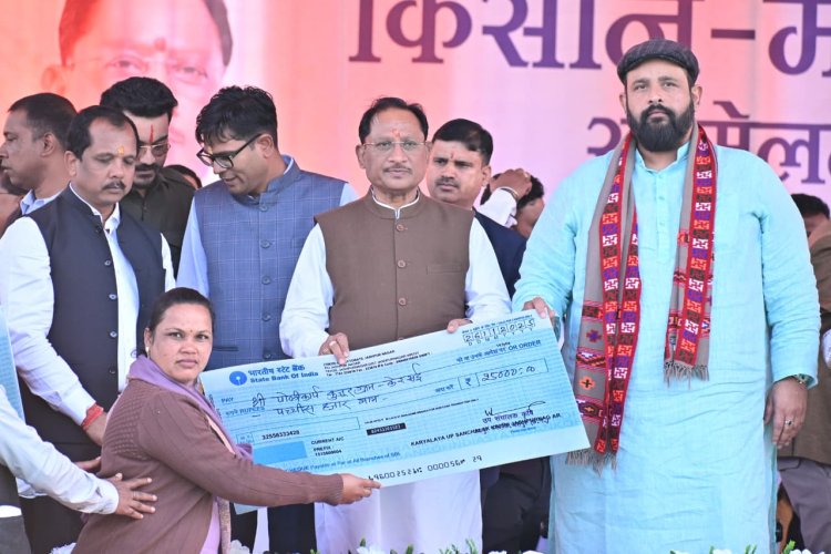 किसान और महिलाएं छत्तीसगढ़ के आर्थिक एवं सामाजिक जनजीवन के महत्वपूर्ण आधार-मुख्यमंत्री श्री साय   शासकीय योजनाओं से किसान और महिलाओं का भी हो रहा चहूंमुखी विकास   मुख्यमंत्री साय नारायणपुर में किसान-महतारी सम्मेलन में हुए शामिल