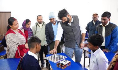 विद्यार्थियों की तर्कशक्ति बढ़ाने जिले में चेकमेट एट जशपुर कार्यक्रम हुआ शुरू, निर्णय कौशल और खेल भावना बढ़ाने पर बल   कलेक्टर रोहित व्यास ने विद्यार्थियों संग खेला शतरंज