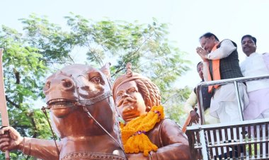 मुख्यमंत्री विष्णुदेव साय ने जयस्तंभ चौक में किया शहीद वीर नारायण सिंह के त्याग और संघर्ष का स्मरण