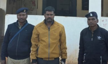 महीनों से फरार आरोपी नागेंद्र को रांची से ढूंढ लाई जशपुर पुलिस  महिला को धोखे में रखकर शादी का वादा कर शारीरिक शोषण के आरोप में त्वरित कार्रवाई