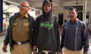 गुम नाबालिग बालिका को सूचना के 24 घंटों के भीतर ढूंढ लाई जशपुर पुलिस, लौटाई परिजनों के चेहरे पर मुस्कान  सोशल मीडिया के जरिए पीड़िता की हुई दोस्ती, शादी का झांसा दे भगा ले गया और किया दुष्कर्म
