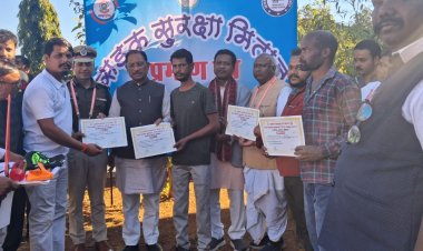 जिला प्रशासन और पुलिस विभाग की अनूठी पहल  मुख्यमंत्री साय ने जशपुर के 222 सड़क सुरक्षा मितानों को सम्मानित कर सड़क सुरक्षा किट एवं प्रमाण पत्र प्रदान किया   सड़क दुर्घटना में कमी लाने जिला प्रशासन और जशपुर पुलिस  मिलकर कर रहे कार्य