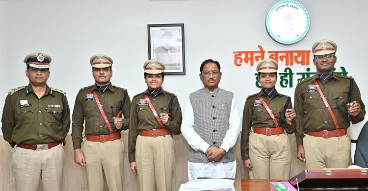 मुख्यमंत्री विष्णुदेव साय से प्रशिक्षु आईपीएस अधिकारियों ने की सौजन्य भेंट