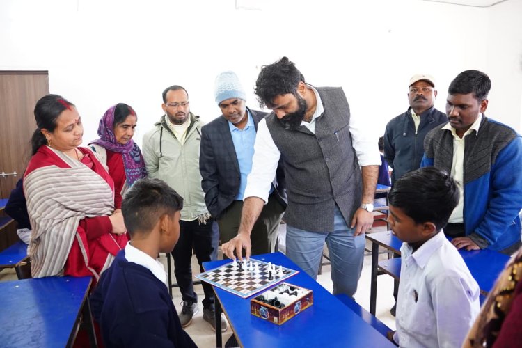 विद्यार्थियों की तर्कशक्ति बढ़ाने जिले में चेकमेट एट जशपुर कार्यक्रम हुआ शुरू, निर्णय कौशल और खेल भावना बढ़ाने पर बल   कलेक्टर रोहित व्यास ने विद्यार्थियों संग खेला शतरंज