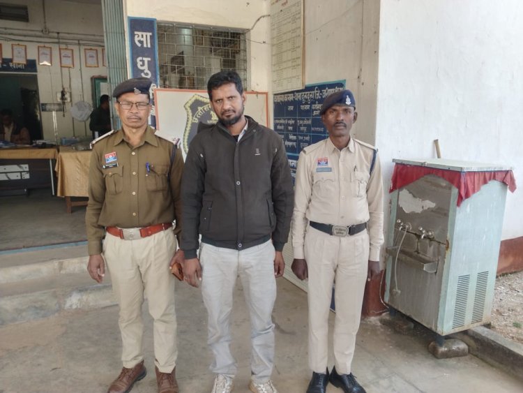 दुलदुला पतराटोली में हुई दुर्घटना का आरोपी ट्रेलर चालक गिरफ्तार, हादसे के बाद मौके से था फरार  शनिवार-रविवार की दरमियानी रात आई 20 कार व ट्रेलर की भीषण टक्कर में कार सवार पांच नव युवकों की हुई थी दर्दनाक मौत