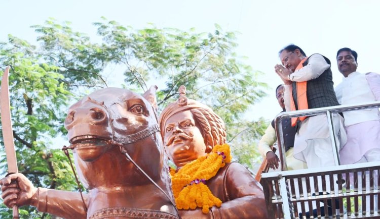 मुख्यमंत्री विष्णुदेव साय ने जयस्तंभ चौक में किया शहीद वीर नारायण सिंह के त्याग और संघर्ष का स्मरण