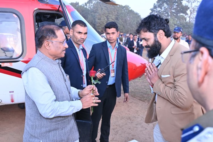 मुख्यमंत्री विष्णुदेव साय का जशपुर जिले के पगुराबहार हेलीपेड में हुआ आत्मीय स्वागत
