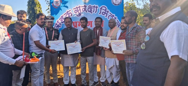 जिला प्रशासन और पुलिस विभाग की अनूठी पहल  मुख्यमंत्री साय ने जशपुर के 222 सड़क सुरक्षा मितानों को सम्मानित कर सड़क सुरक्षा किट एवं प्रमाण पत्र प्रदान किया   सड़क दुर्घटना में कमी लाने जिला प्रशासन और जशपुर पुलिस  मिलकर कर रहे कार्य