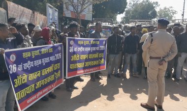 यातायात जागरूकता लाने, जशपुर पुलिस ने ऑटो चालकों के माध्यम से निकाली ऑटो रैली  यातायात नियमों का पालन करने हेतु आम नागरिकों को रैली के माध्यम से दिया संदेश